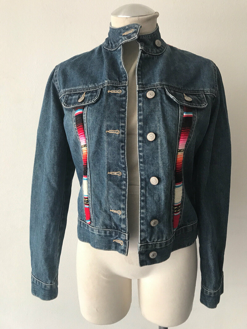 Buy Traditional Denim Women's Jacket Jeans Blue color with original details the size is small.